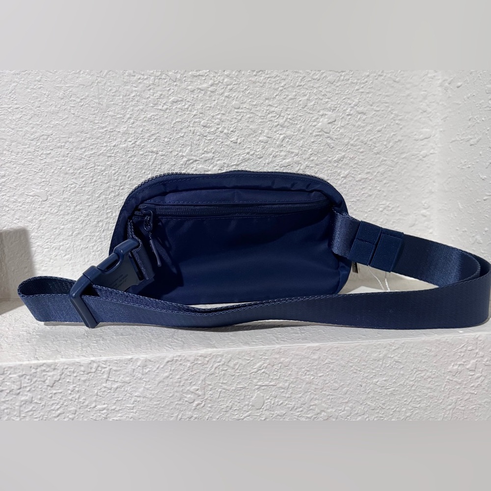 NWT Lululemon Everywhere Belt Bag Large 2L Long Strap | Dark Navy - Picture 8 of 11